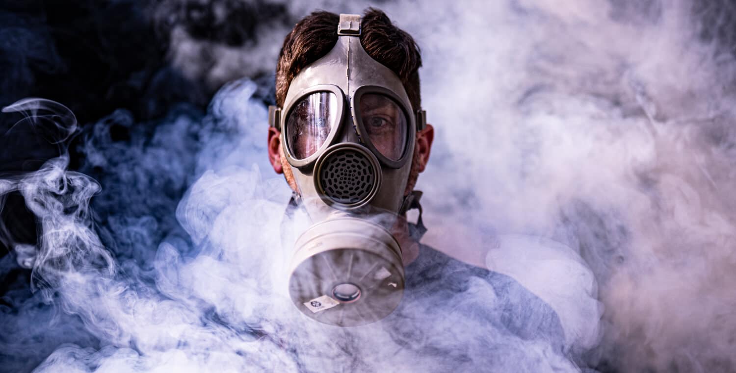 đeo mặt nạ chống độc để tránh ngộ độc khí CO