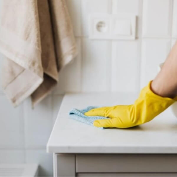 Vệ sinh nhà cửa thường xuyên để khử mùi hôi phòng kín_7
