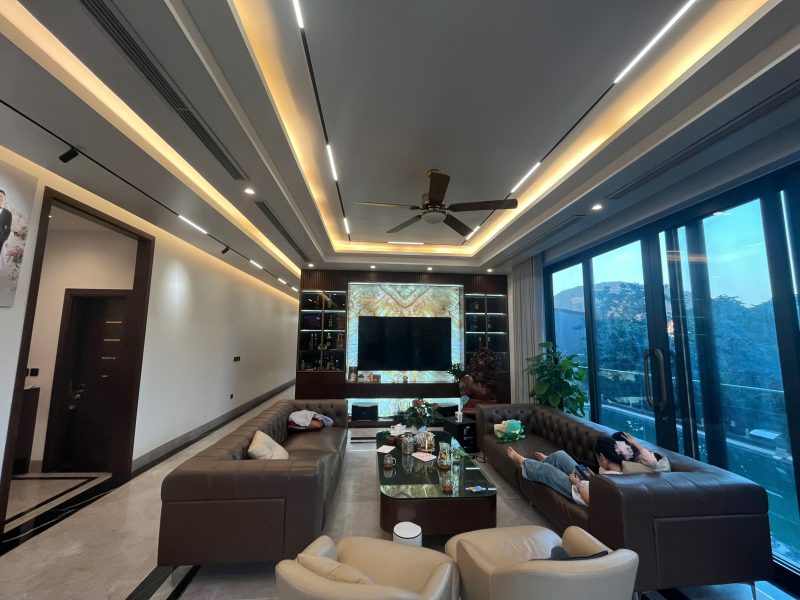 Máy cấp khí tươi âm trần trong không gian phòng khách sang trọng Máy cấp khí tươi âm trần trong không gian phòng khách sang trọng