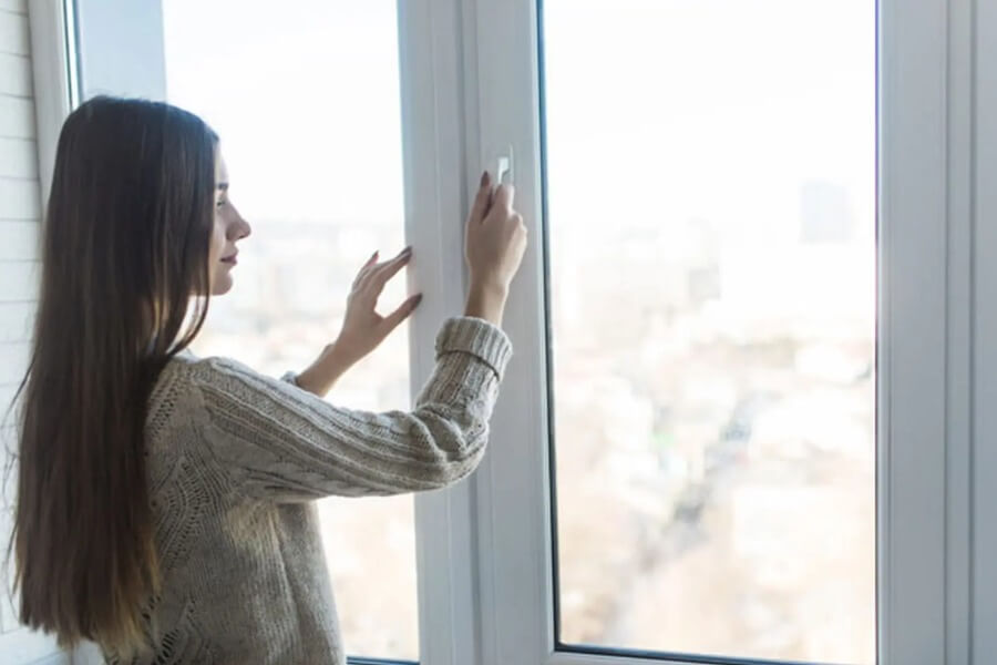 Tại sao phòng kín vẫn có bụi Cách hạn chế bụi trong phòng kín_1
