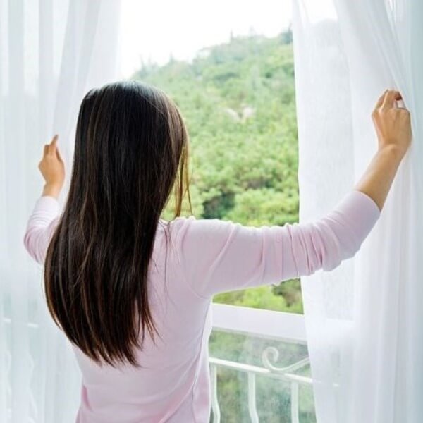 Mở cửa thông gió giúp giảm mùi keo dán khó chịu_3