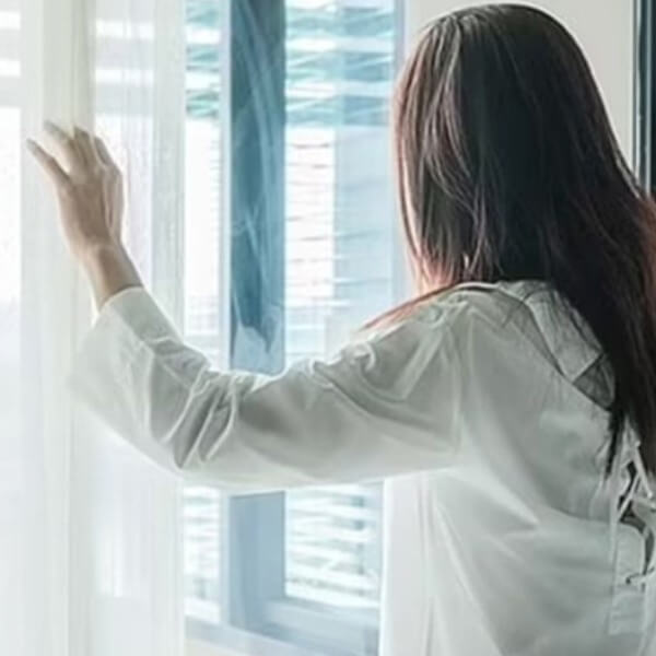 Khử mùi ẩm mốc trong phòng kín bằng cách mở cửa sổ thoáng khí_3