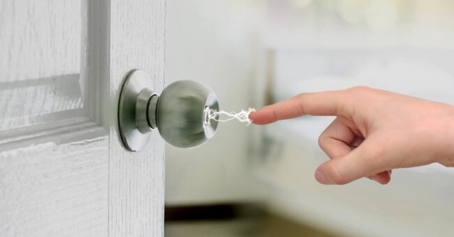 Nằm phòng điều hoà bị nhiễm điện Nguyên nhân và cách khắc phục_1