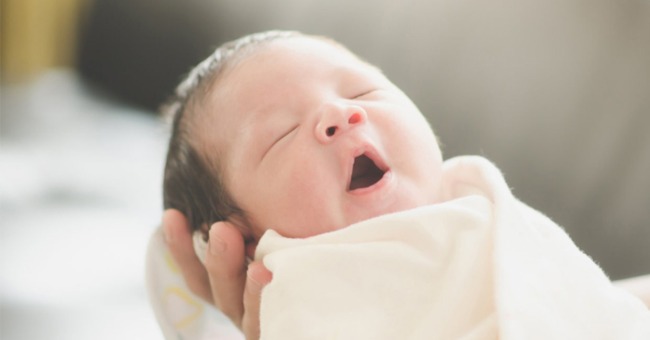 Trẻ sơ sinh ngủ phòng điều hòa có tốt không Mẹ cần lưu ý điều gì _1