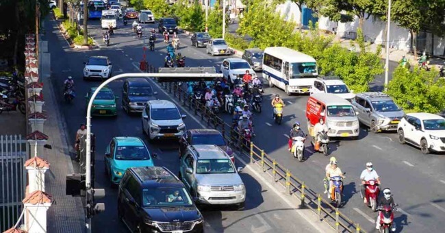 Nắng nóng tháng 7 TPHCM và thực trạng ô nhiễm không khí kéo dàiNắng nóng tháng 7 TPHCM và thực trạng ô nhiễm không khí kéo dài_1