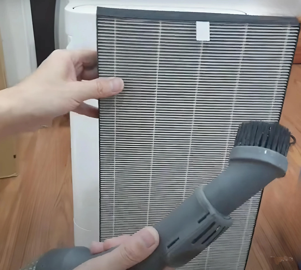 Kiểm tra và vệ sinh bộ lọc của máy lọc không khí