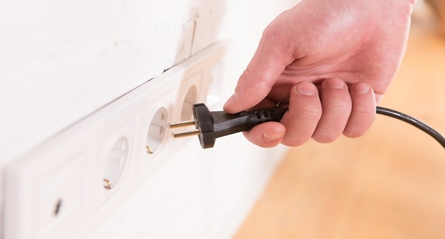 Tắt máy, rút phích cắm để bắt đầu kiểm tra máy