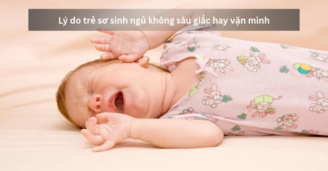 Lý do trẻ sơ sinh ngủ không sâu giấc hay vặn mình_1