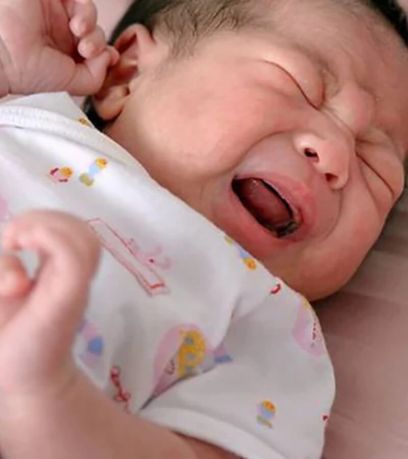 tại sao trẻ sơ sinh ngủ không sâu giấc hay vặn mình_3